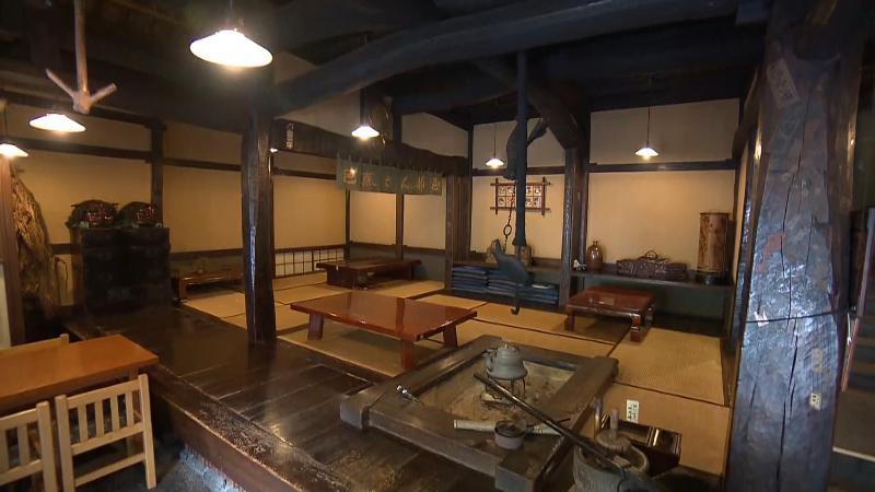 丁子屋の店内　黒いはりや畳敷きのいろり端