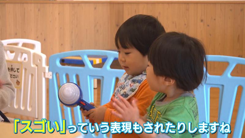 修理が終わったおもちゃを受け取る子供