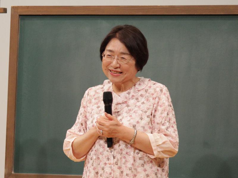 テレビ寺子屋で講演する在宅ホスピス医の内藤いづみさん