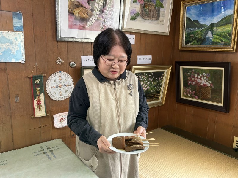 おでんの皿を持つしげ子さん