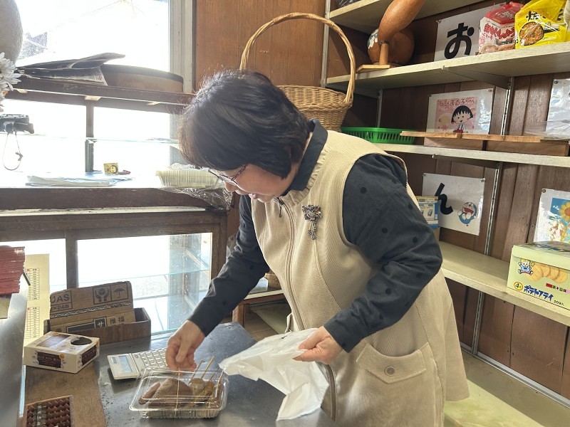 そろばんを使って会計をする出野しげ子さん