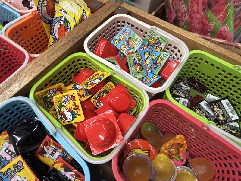 カゴに入った駄菓子
