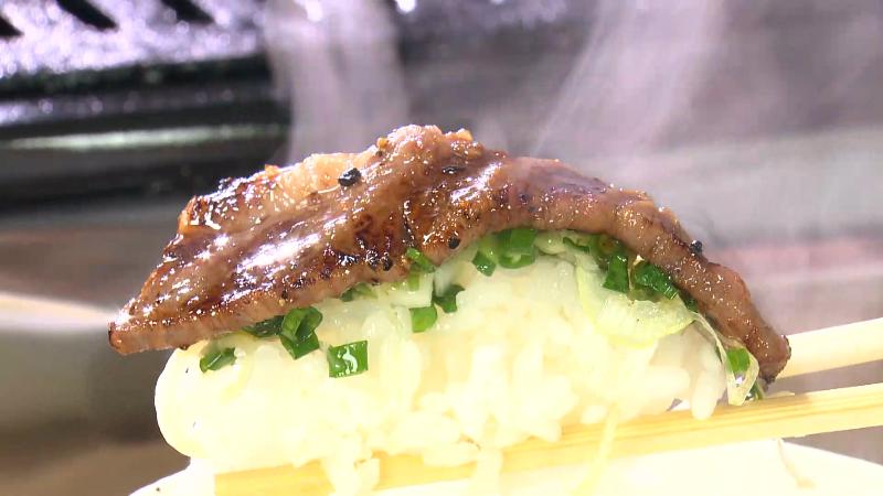 ご飯の上に味付けネギとお肉を乗せて