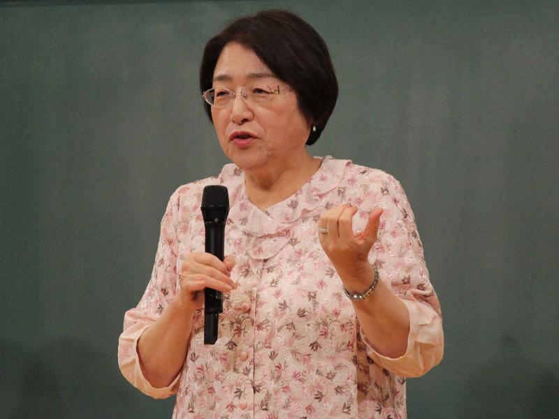 テレビ寺子屋で講演する在宅ホスピス医の内藤いづみさん