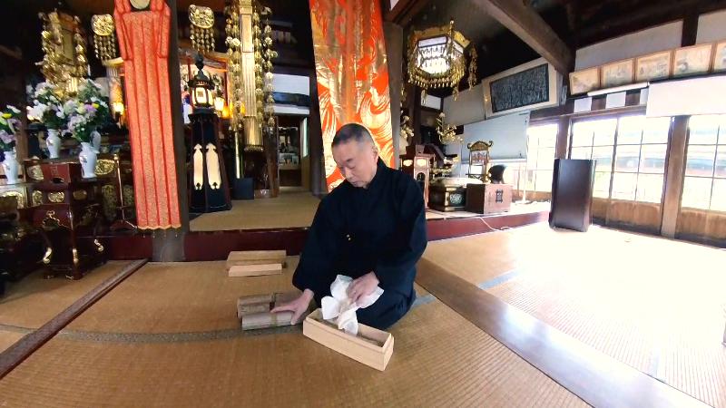 絵巻物を取り出す住職