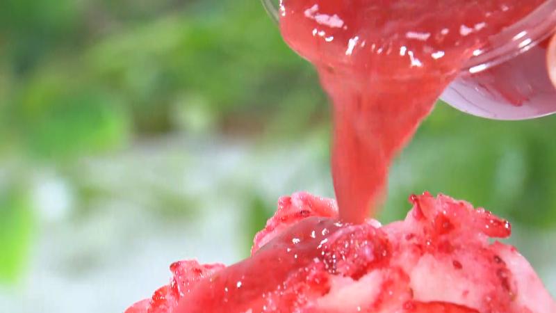 かき氷にソースをかける