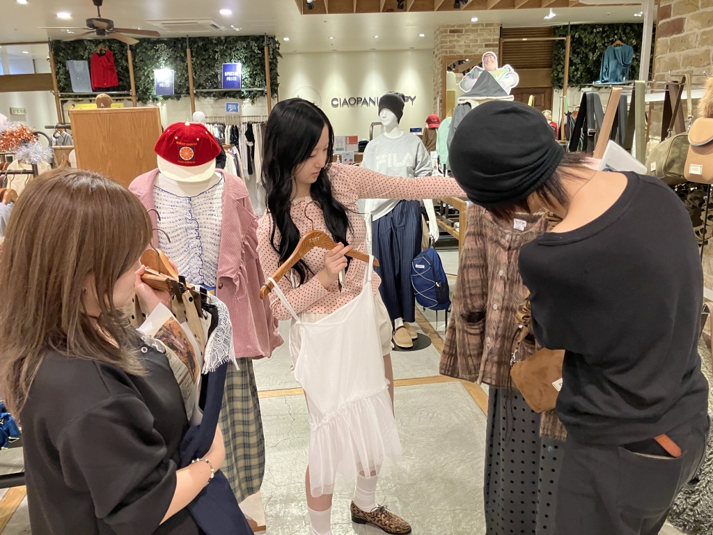 店舗にプレゼンする学生たち