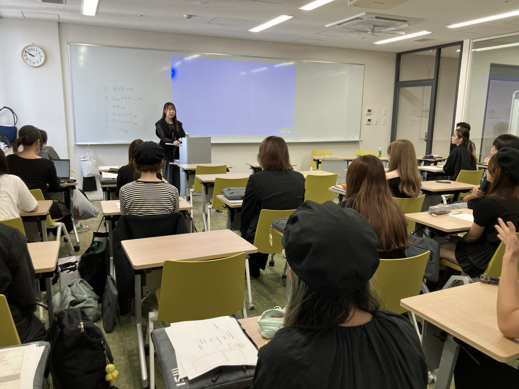 オリエンテーションを受ける学生