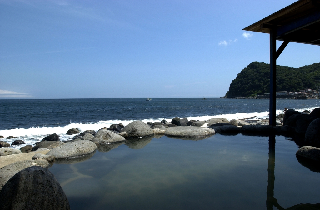 北川温泉名物の公共露天風呂「黒根岩風呂」